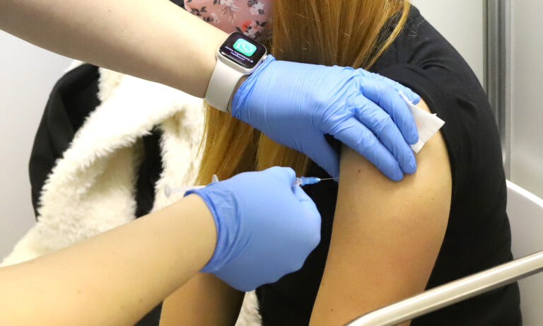 Kombinovaná vakcína proti covidu aj chrípke čaká na schválenie