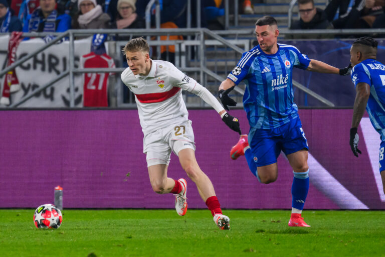Zľava Chris Führich (Stuttgart), Róbert Mak (Slovan) a Cesar Blackman (Slovan) v zápase 7. kola ligovej fázy Ligy majstrov vo futbale Slovan Bratislava - VfB Stuttgart. Foto: Jaroslav Novák/TASR