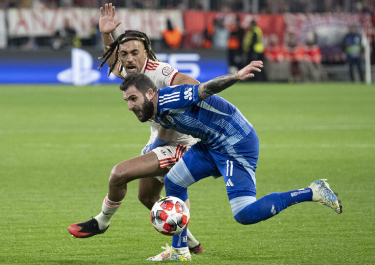 Na snímke zľava Sacha Boey (Bayern) a Tigran Barseghjan (Slovan) bojujú o loptu počas zápasu Ligy majstrov vo futbale Bayern Mníchov - Slovan Bratislava. Foto: Martin Baumann/TASR