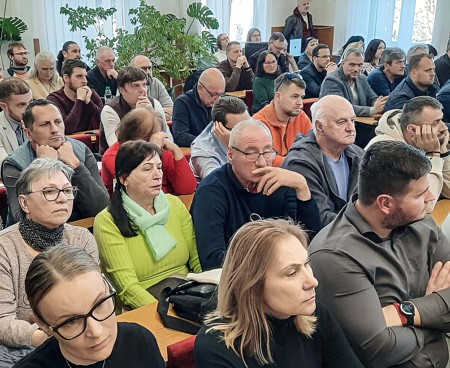 Veľká zasadačka v budove šurianskeho mestského úradu praskala vo švíkoch. Veľa ľudí bolo nielen vo vnútri, ale aj vonku na chodbe a všetci chceli poznať jediné – ako rozhodnú mestskí poslanci o zmene územného plánu. Foto: Jozef Uhlárik
