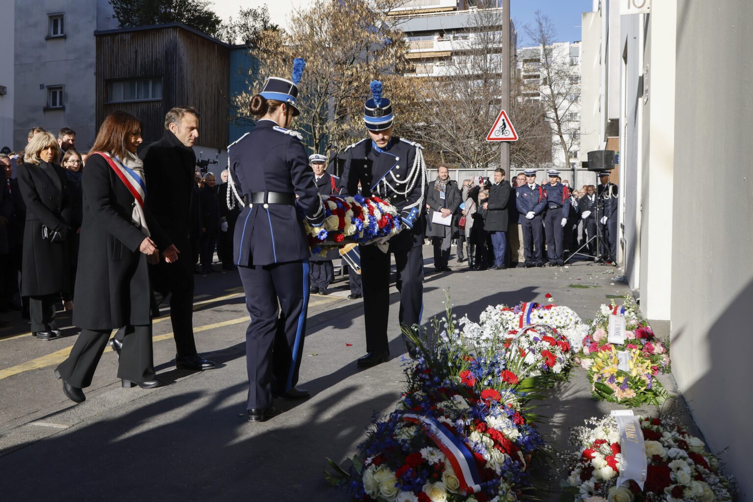 Francúzsky prezident Emmanuel Macron a starostka Paríža Anne Hidalgová kladú veniec pri príležitosti 10. výročia útoku na redakciu satirického magazínu Charlie Hebdo v Paríži. Foto: TASR/AP 
