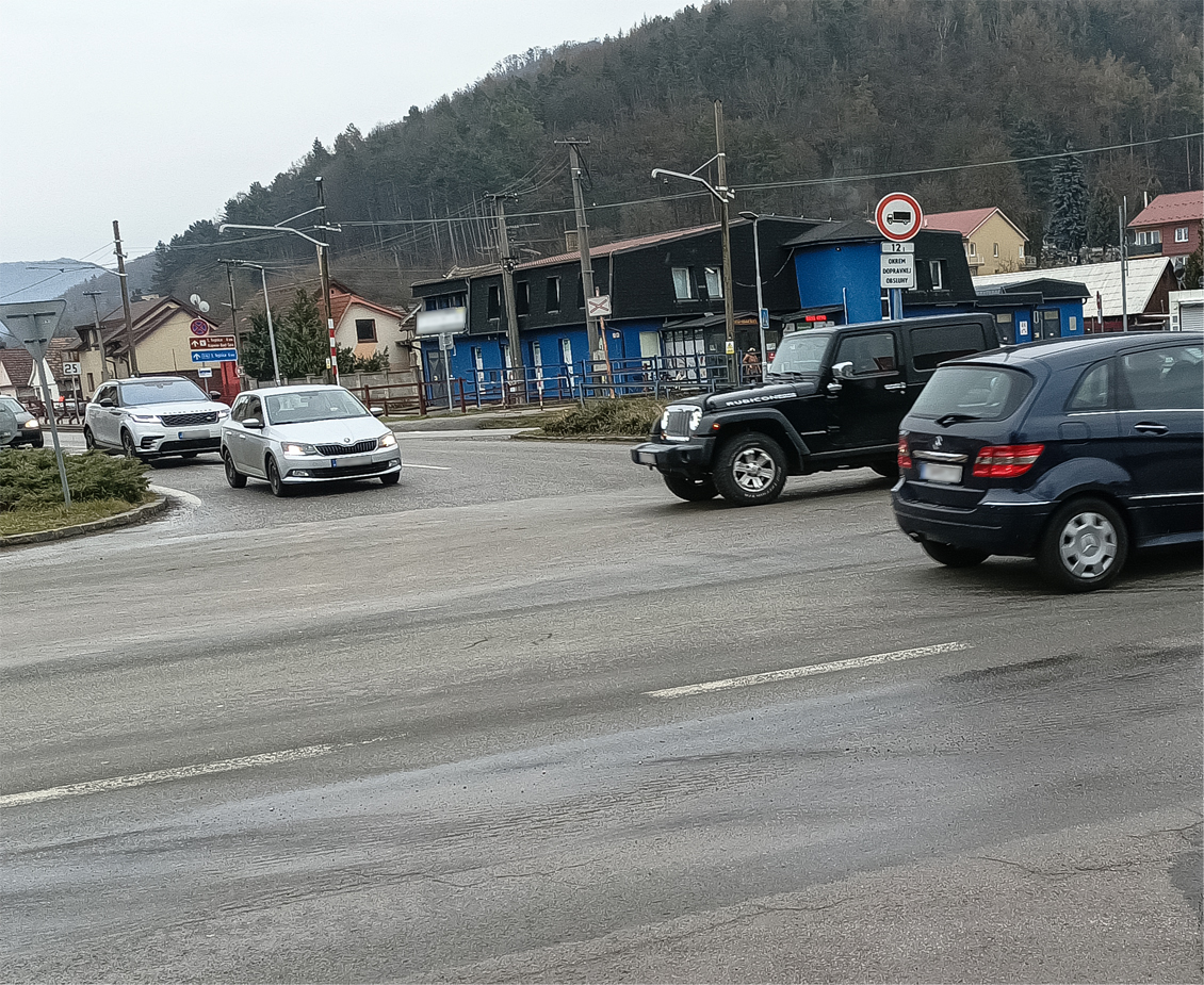Na križovatke ciest I/61 a II/516 to býva počas špičky oveľa zložitejšie. Foto: Ľubomír Chochul