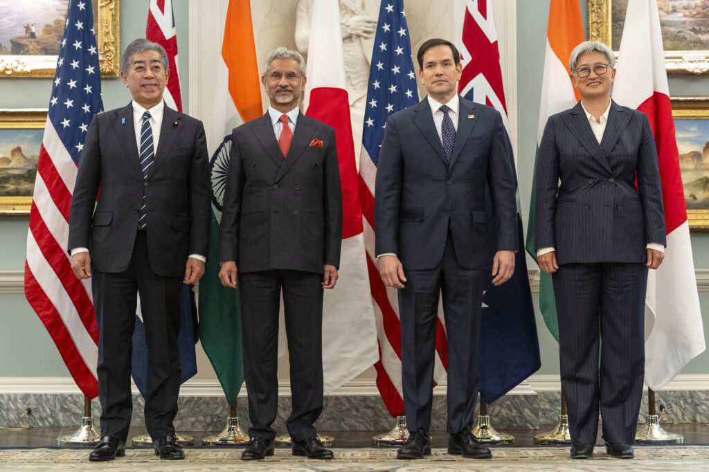 Zľava japonský minister zahraničných vecí Takeši Iwaja, indický minister zahraničných vecí Subrahmanjám Džajšankar, americký minister zahraničných vecí Marco Rubio a austrálska ministerka zahraničných vecí Penny Wongová pózujú pred stretnutím QUAD vo Washingtone 21. januára 2025. Foto: TASR/AP