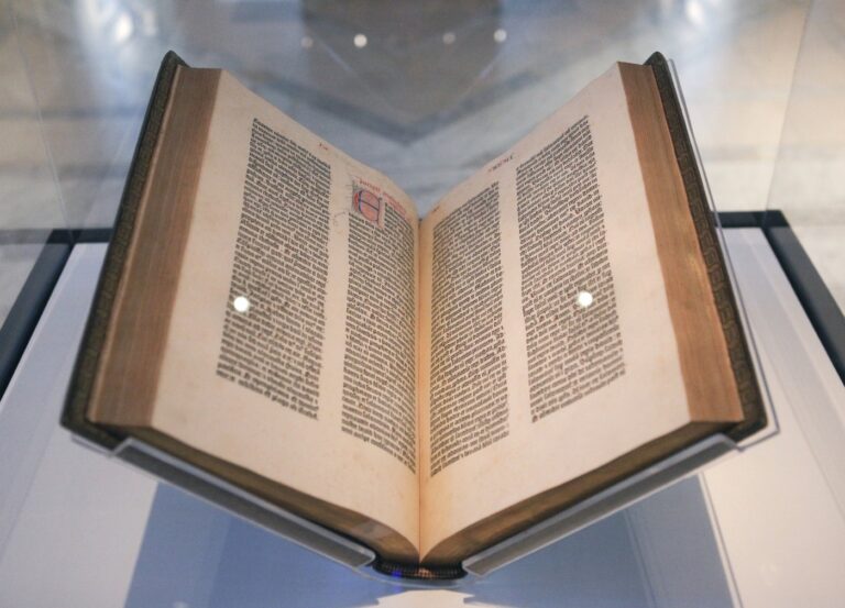 Gutenbergova biblia vystavená vo verejnej knižnici v New Yorku.  Foto: Sara Krulwich / New York Times / Profimedia