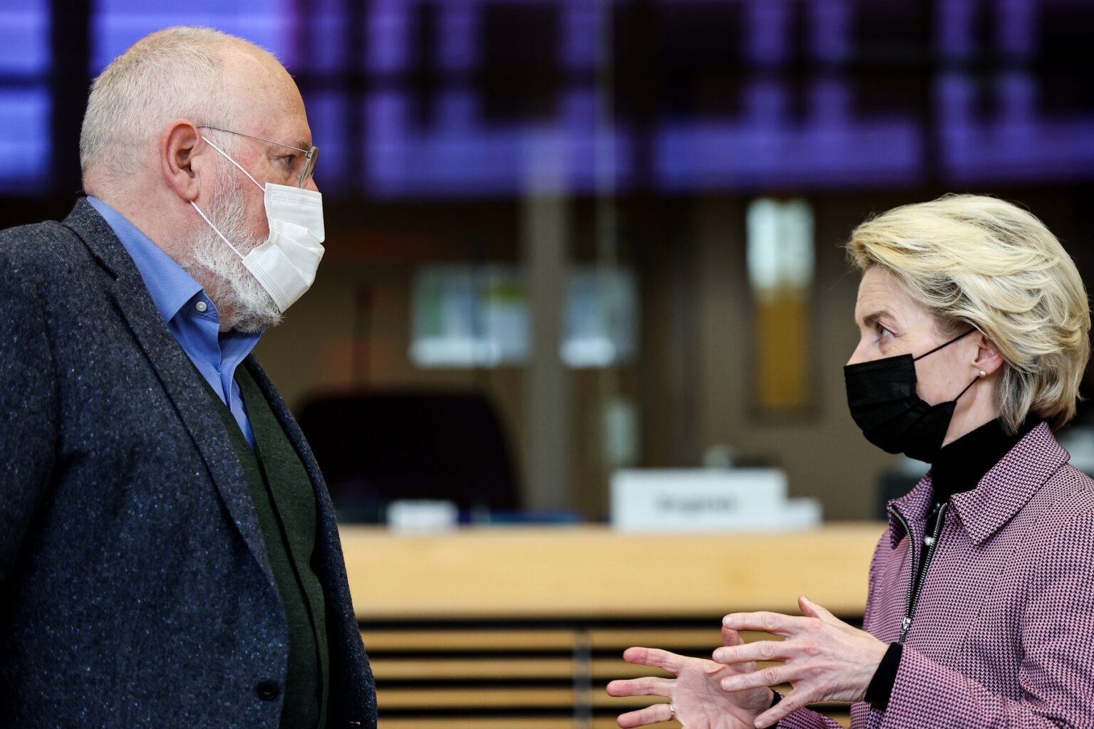 Predsedníčka Európskej komisie Ursula von der Leyenová sa rozpráva s podpredsedom Európskej komisie zodpovedným za Európsku zelenú dohodu Fransom Timmermansom pred začiatkom týždenného zasadnutia kolégia Európskej komisie v sídle EÚ v Bruseli 30. marca 2022. Zdroj: 
Kenzo Tribouillard / POOL / EPA / Profimedia
