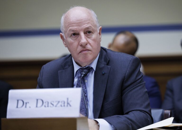 Peter Daszak, prezident Eco Health Alliance, svedčí pred podvýborom Snemovne reprezentantov pre pandémiu  ochorenia COVID-19. 1. máj 2024. Foto: TING SHEN / New York Times / Profimedia