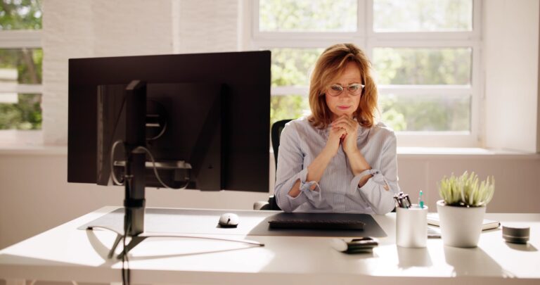 Modlitba ženy v kancelárii. Foto: Andriy Popov / Panthermedia / Profimedia