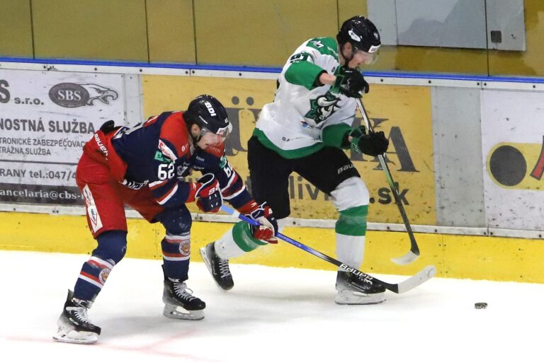 Hugo Kováč (vpravo) ešte v drese Nových Zámkov v súboji  so Zvolenčanom Mitchom Hultsom. Foto: Ján Krošlák/TASR