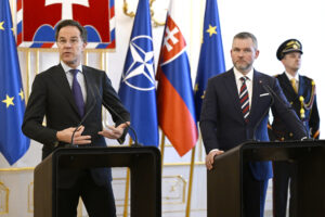 Rutte v Bratislave: Na obranu budú krajiny NATO míňať oveľa viac ako tri percentá HDP