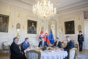 Pellegrini po okrúhlom stole lídrov: Nikto nepripravuje odchod Slovenska z EÚ a NATO