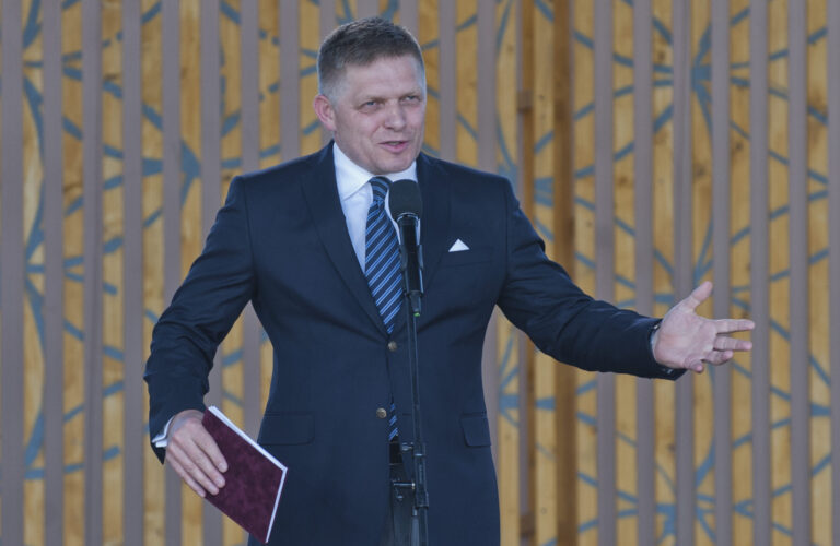 Robert Fico počas príhovoru na celoslovenských oslavách sviatku svätých Cyrila a Metoda na hrade Devín. Foto: Martin Baumann/TASR