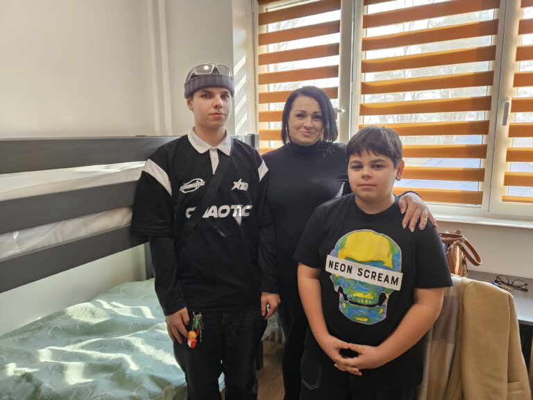 42-ročná Angelika Dávidová so synmi Tobiasom a Damiánom. Foto: Boris Macko