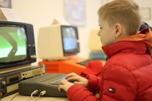 Počítače, na ktorých vyrastali dnešní štyridsiatnici a päťdesiatnici, dokážu zaujať aj mladých