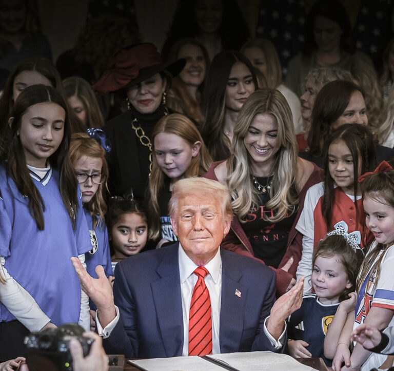 Donald Trump podpísal nariadenie o transrodových športovcoch. Foto: JIM LO SCALZO / EPA / Profimedia