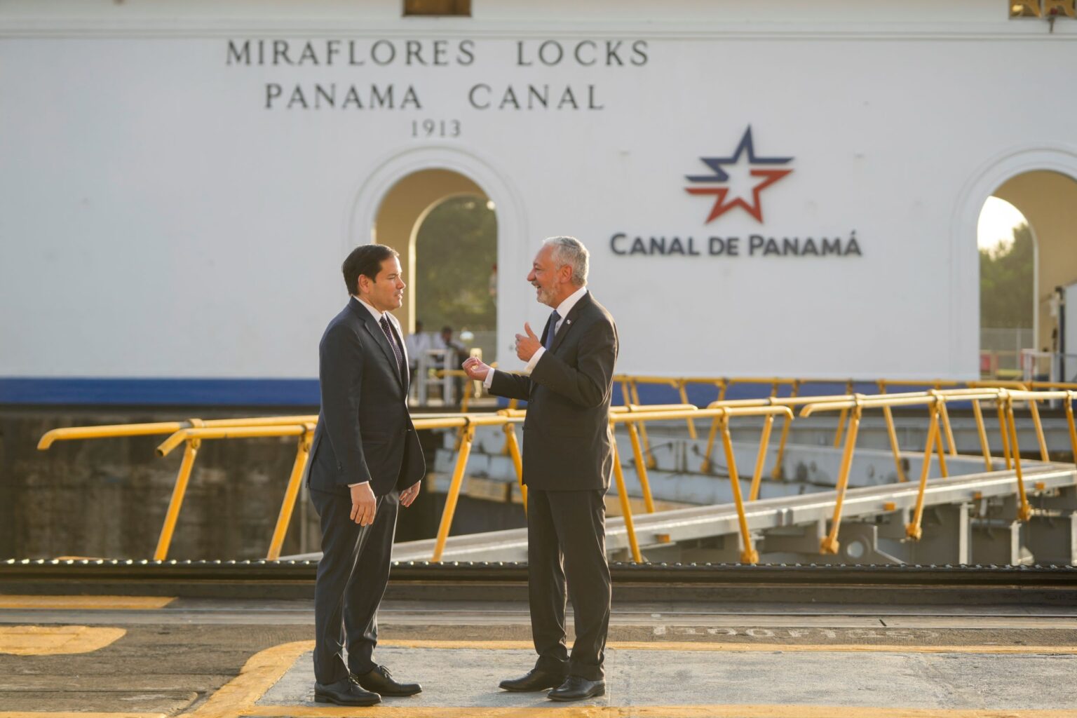 Americký minister zahraničných vecí Marco Rubio (vľavo) a správca Panamského prieplavu Ricuarte Vásquez Morales Foto: Mark Schiefelbein/AP