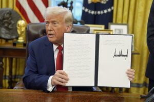 Stoj, lebo ťa preclím! Tariff Trump