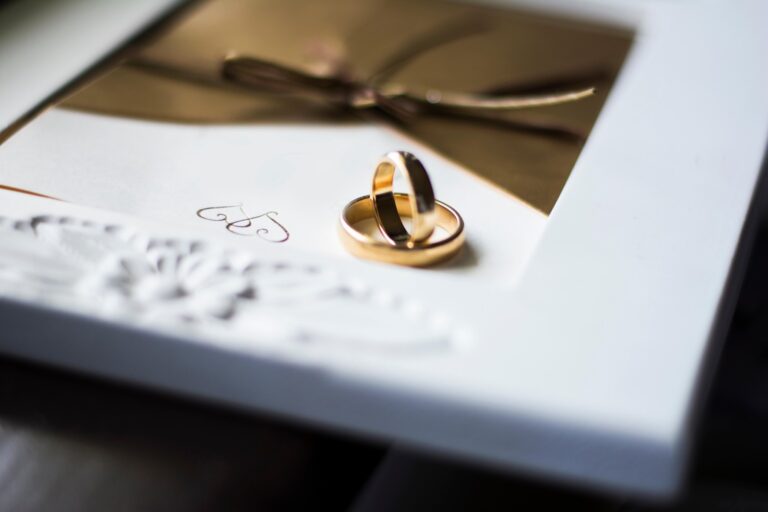 Svadobné obrúčky na svadobnom oznámení. Foto: Vera Cepic / Alamy / Profimedia