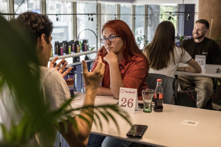 Ľudia na speed datingu. Foto: Oksana Parafeniuk / New York Times / Profimedia