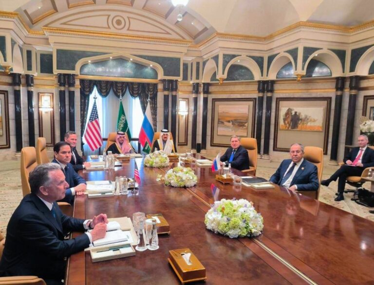 Začali sa rokovania medzi delegáciami Spojených štátov a Ruska v paláci Diriyah v Rijáde v Saudskej Arábii. Foto: / Sputnik / Profimedia