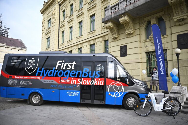 Vodíkový autobus a bicykel počas tlačovej konferencie predstaviteľov Košického samosprávneho kraja 6. februára 2025. Foto: František Iván/TASR