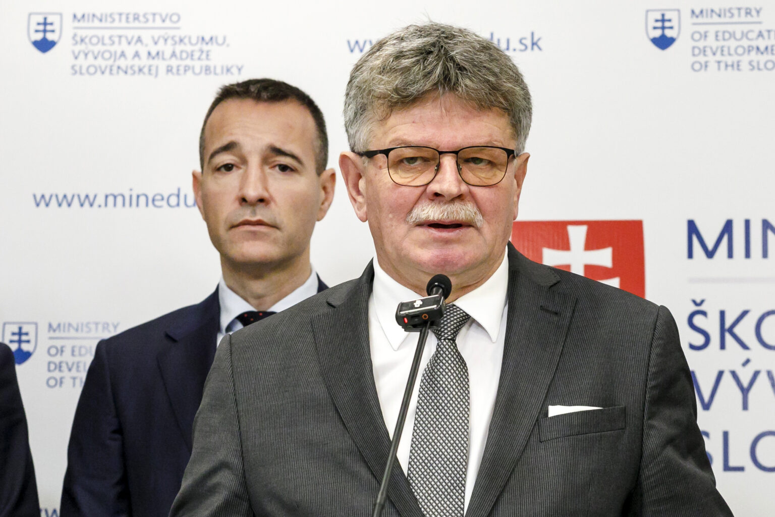 Na snímke zľava minister školstva, výskumu, vývoja a mládeže SR Tomáš Drucker (HLAS) a predseda Odborového zväzu pracovníkov školstva a vedy na Slovensku Pavel Ondek. Foto: Dano Veselský/TASR
