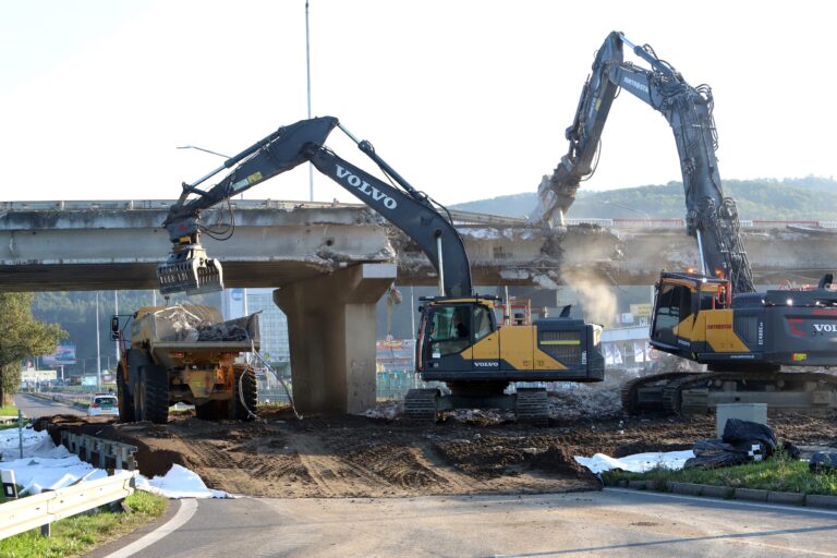 Búranie mosta v banskobystrickej časti Kremnička. Foto: Ján Krošlák/TASR