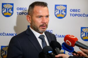 Zmätok v koalícii: Becík nahral virálne video o uvoľňovaní opatrení pri SLAK. Takáč to poprel