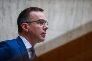 Štát zvýšil minimálnu mzdu aj príspevky, no životné minimum realitu stále nedobieha