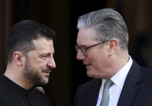 Zelenského chytili pod krk aj Američania, aj Briti. Každý inak. A každý zle