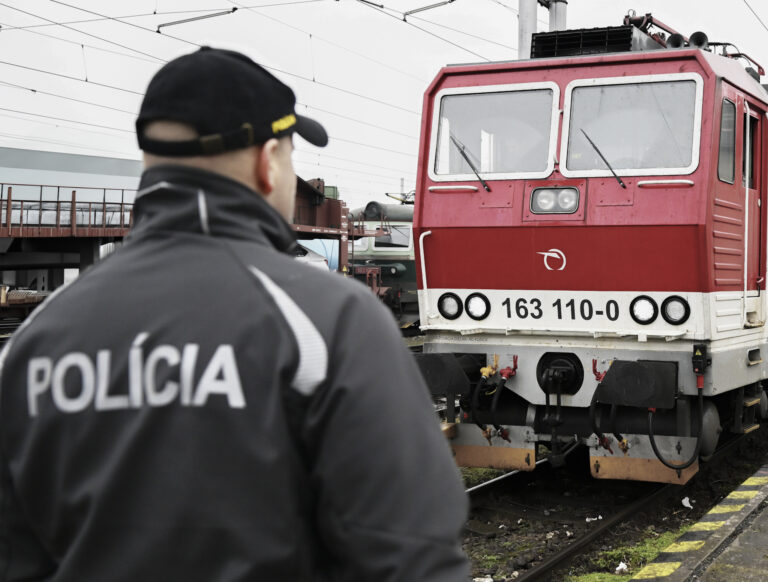 V noci šli v Bratislave proti sebe dva vlaky po jednej koľaji