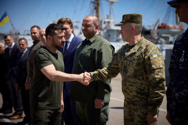 Ukrajinský prezident Volodymyr Zelenskyj (vľavo) víta veliteľa ukrajinských ozbrojených síl Oleksandra Syrského počas podujatia na počesť Dňa námorníctva v prístave Odesa, 7. júla 2024. Foto: Ukraine Presidency / Zuma Press / Profimedia