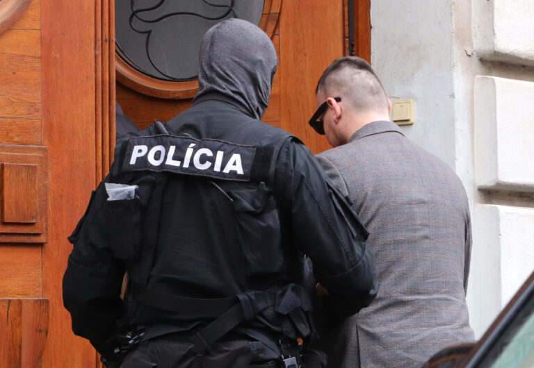 Eskorta privádza Daniela Bombica na Špecializovaný trestný súd v Banskej Bystrici 18. apríla 2025. Foto: Ján Krošlák/TASR