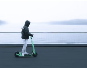 Európske mestá obmedzili elektrické kolobežky. U nás ich zatiaľ neskrotili