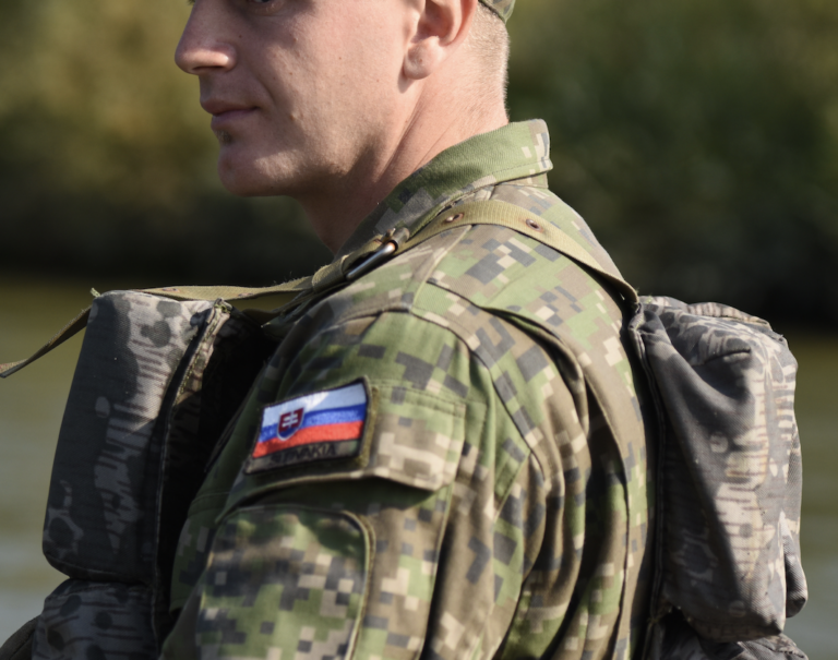 Podmienky materskej pre otcov policajtov a vojakov sú protiústavné