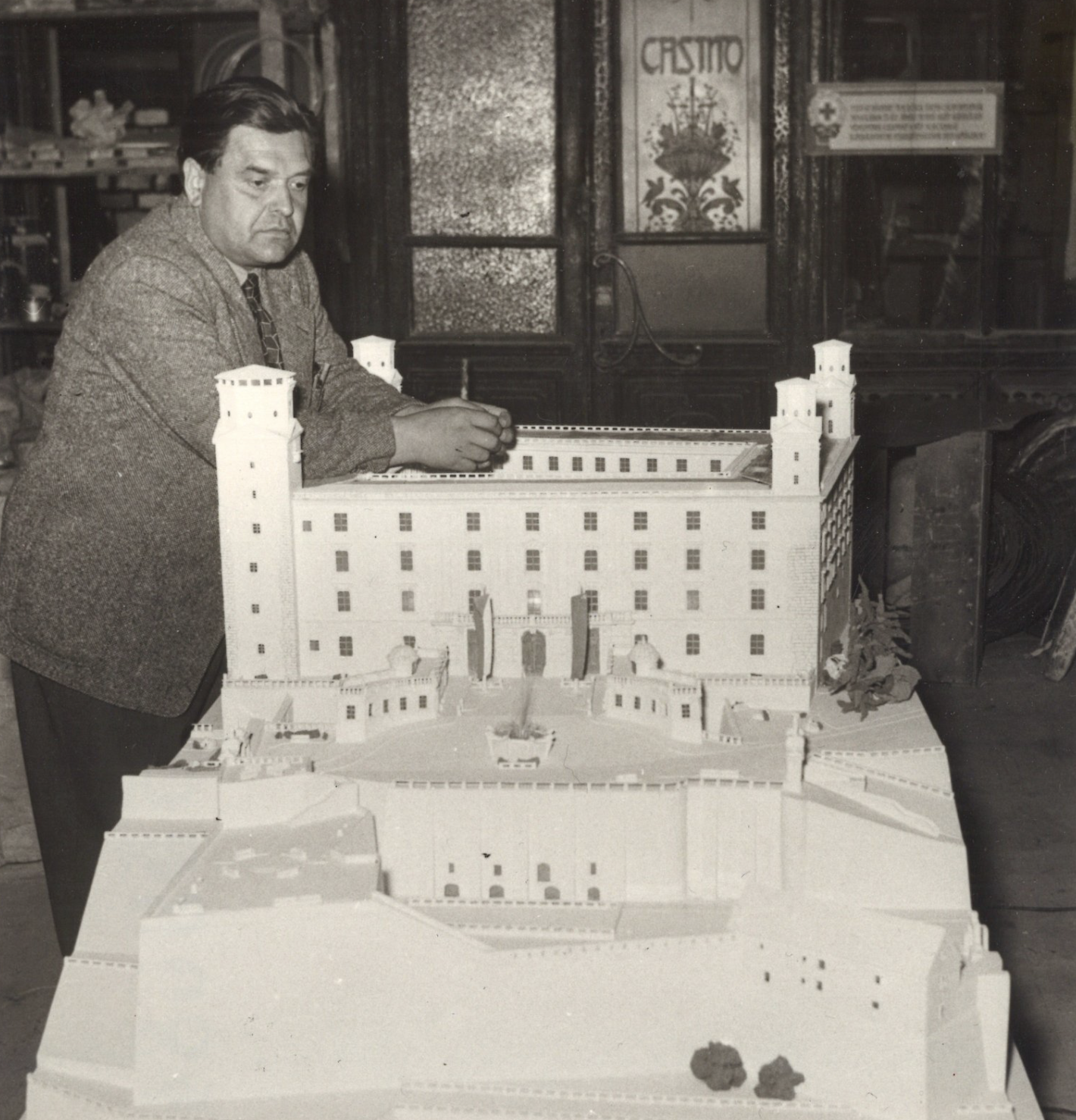 Alfred Piffl s modelom Bratislavského hradu, 1956. Foto: FB Bratislavský hrad