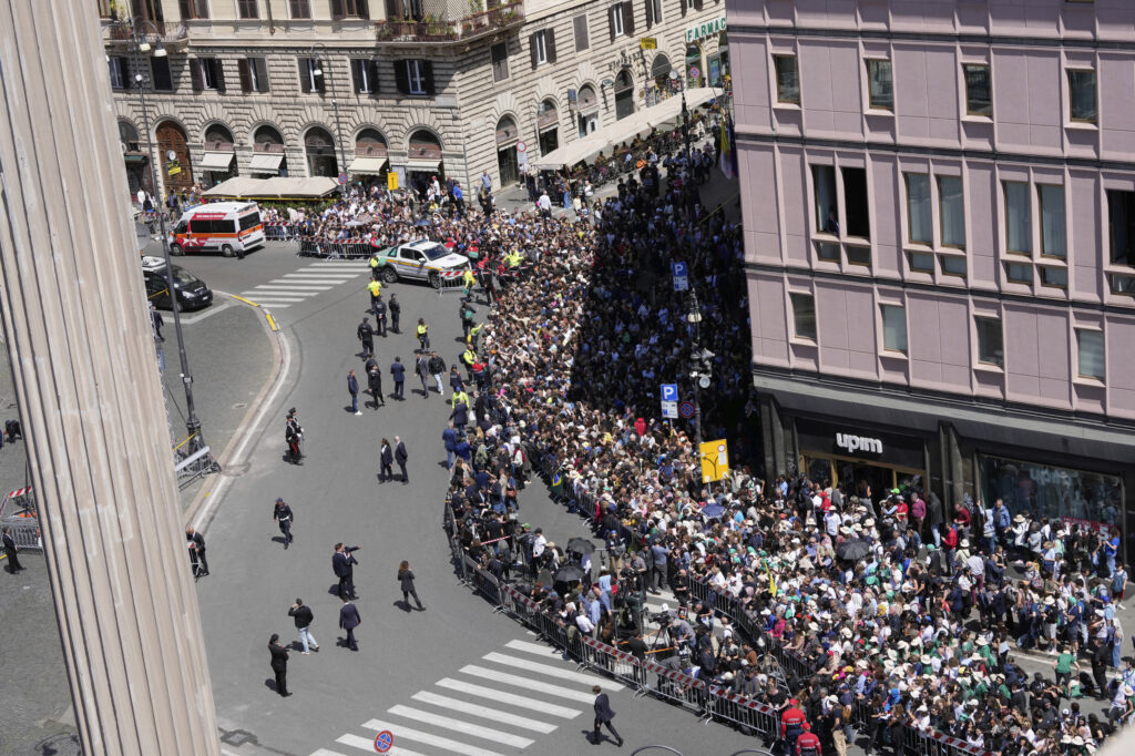 Procesia s rakvou s telom pápeža Františka v Ríme. Foto: TASR/AP