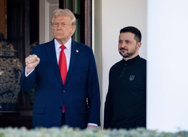 Americký prezident Donald Trump víta ukrajinského prezidenta Volodymyra Zelenského v piatok 28. februára 2025 vo vestibule Západného krídla Bieleho domu vo Washingtone 28. februára 2025. Foto: Geopix / Alamy / Profimedia