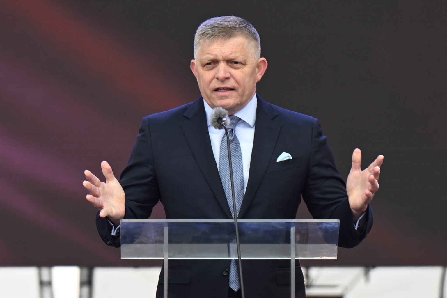 Robert Fico sa prihovára počas celoslovenských osláv 80. výročia víťazstva nad fašizmom v Piešťanoch 8. mája 2025. Foto: Martin Baumann/TASR