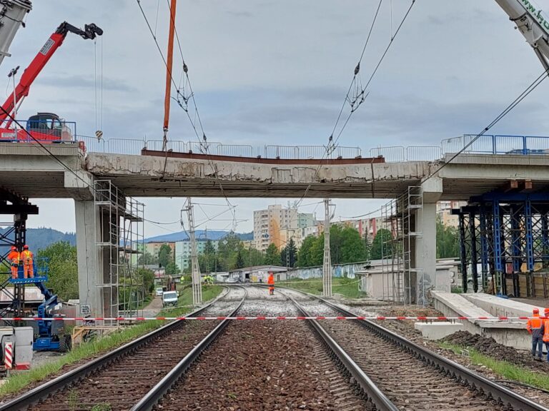 Most s narušenou statikou v úseku Poprad-Tatry - Vydrník. Foto: TASR/Adriána Hudecová 