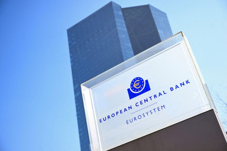 Európske akcie klesajú, trhy znervózňuje ECB aj geopolitika