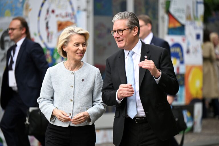 Ursula von der Leyenová a Keir Starmer.