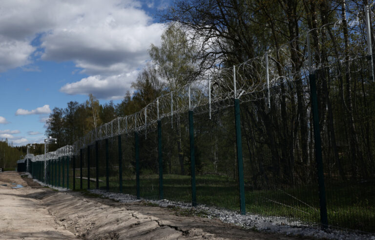 Fínsko predstavuje výstavbu plota na fínsko-ruskej hranici. Foto: REUTERS/Leonhard Foeger