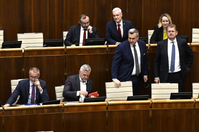 Dolný rad zľava: Richard Raši, Tibor Gašpar, Andrej Danko, a Peter Žiga. Foto: Pavel Neubauer/TASR