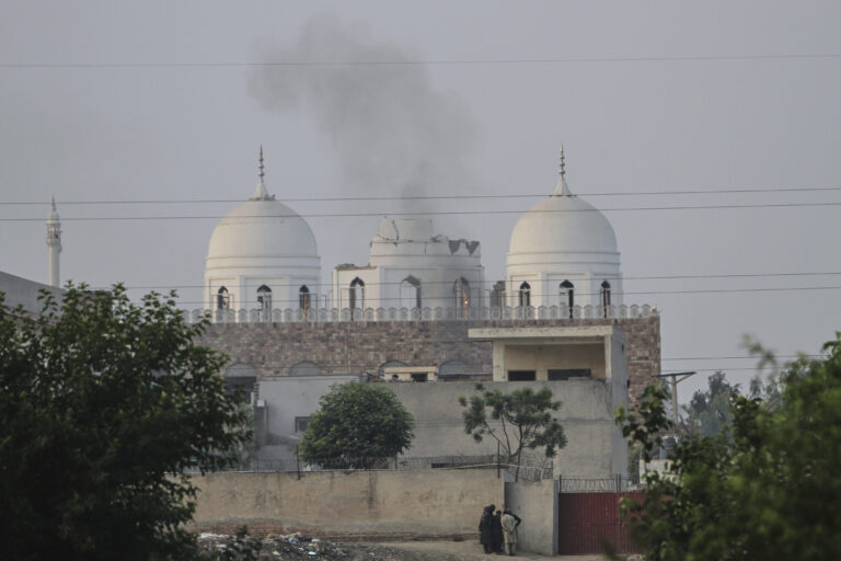 Obyvatelia stoja pred mešitou islamského seminára, ktorá bola čiastočne poškodená indickým raketovým útokom, predmestie pakistanského mesta Bahawalpur, streda 7. mája 2025. Foto: TASR/AP