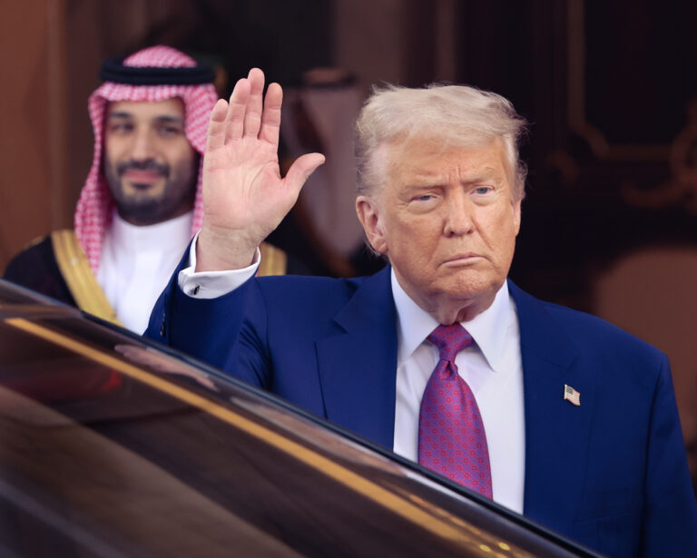 Donald Trump sa lúči s delegáciou saudskoarabského korunného princa Mohameda bin Salmána v Rijáde v Saudskej Arábii v utorok 13. mája 2025. Foto: Win McNamee/Getty Images