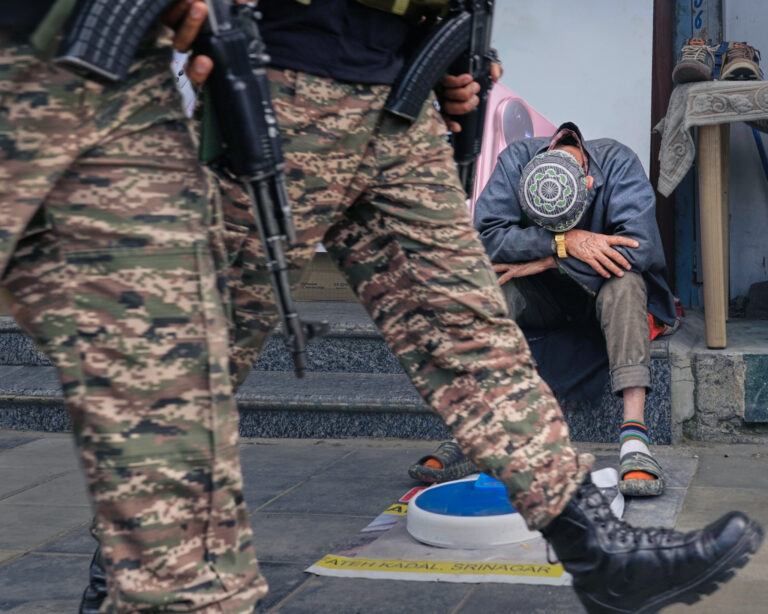 Indickí vojaci hliadkujú v uliciach Šrínagaru v Kašmíre. Foto: TASR/AP