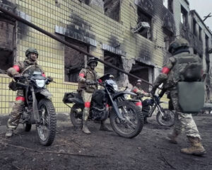 Rusi rozrážajú ukrajinskú obranu motorkami. Kuriózna taktika občas funguje veľmi dobre