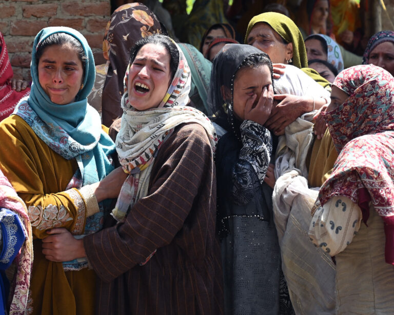 Príbuzní oplakávajú obete  teroristického útoku v Pahalgame. Foto: Waseem Andrabi/Hindustan Times via Getty Images
