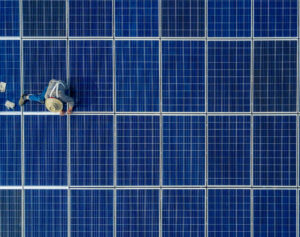 Čínske meniče pre solárne panely v USA obsahujú zvláštne vysielacie zariadenia