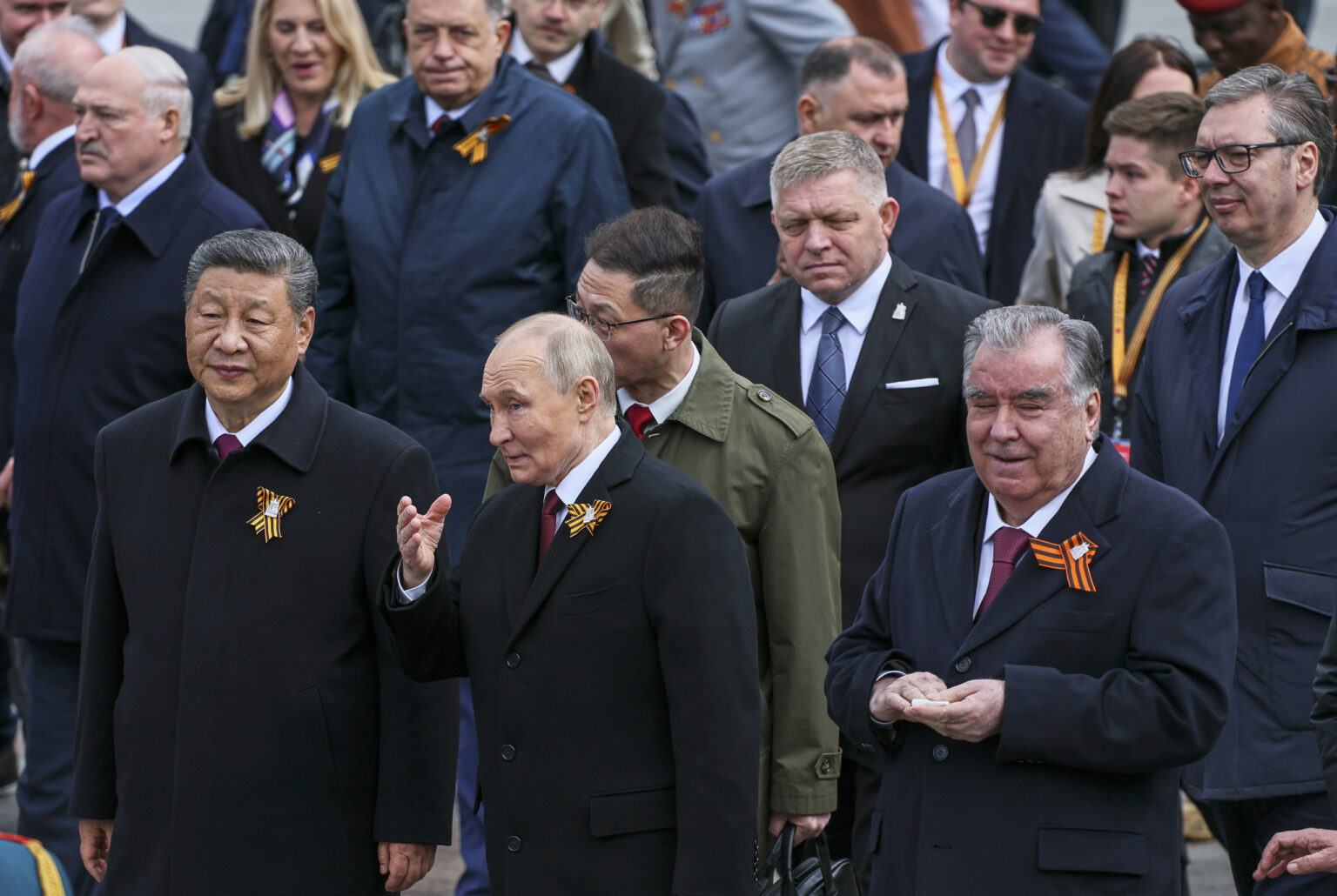 V prednom rade zľava Si Ťin-pching, Vladimir Putin, Emomali Rachmon, ďalej zľava Alexandr Lukašenko, Robert Fico a Aleksandar Vučić. Foto: TASR/AP